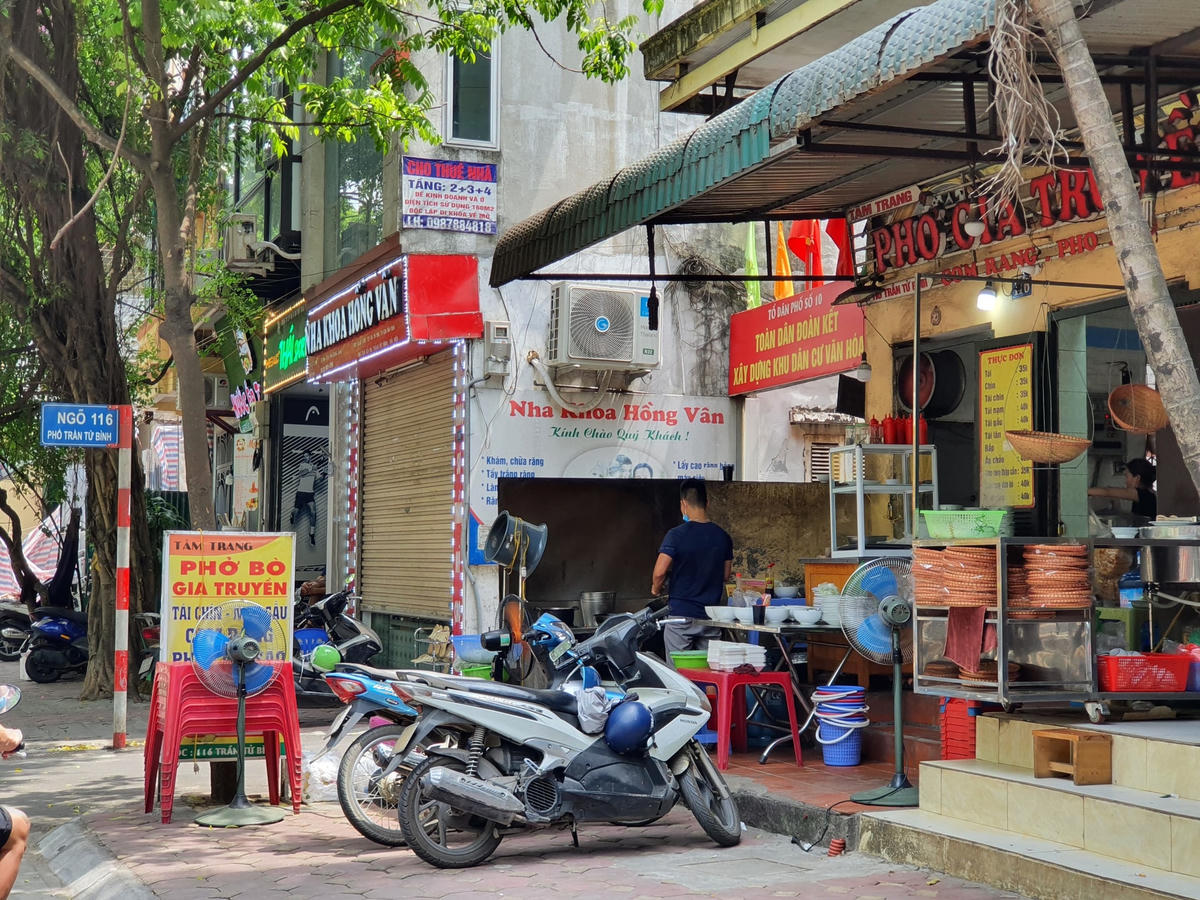 Một quán phở trên phố Trần Tử Bình đã chuẩn bị bán hàng từ sáng sớm. Chủ cửa hàng cho biết đã sắp xếp lại bàn ghế từ đêm hôm trước để chuẩn bị đón khách vào sáng nay. Ảnh: Hoàng Chiến.