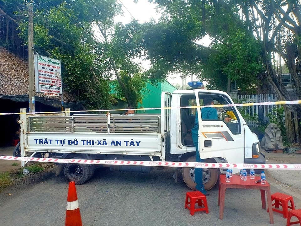 Lực lương chức năng phong tỏa khu nhà trọ. Ảnh: T.D..