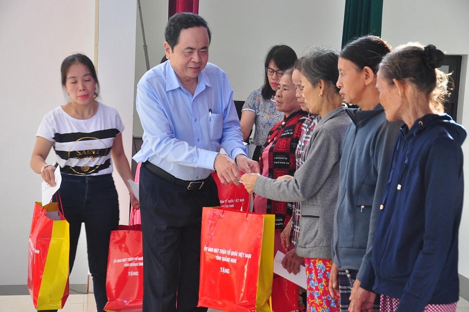 Chủ tịch Ủy ban Trung ương MTTQ Việt Nam tặng quà bà con vùng lũ Quảng Nam.