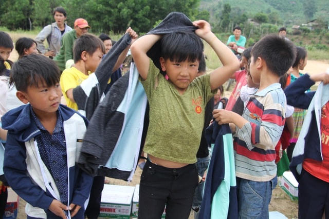 Các học sinh lâu lắm mới có quần áo mới.  