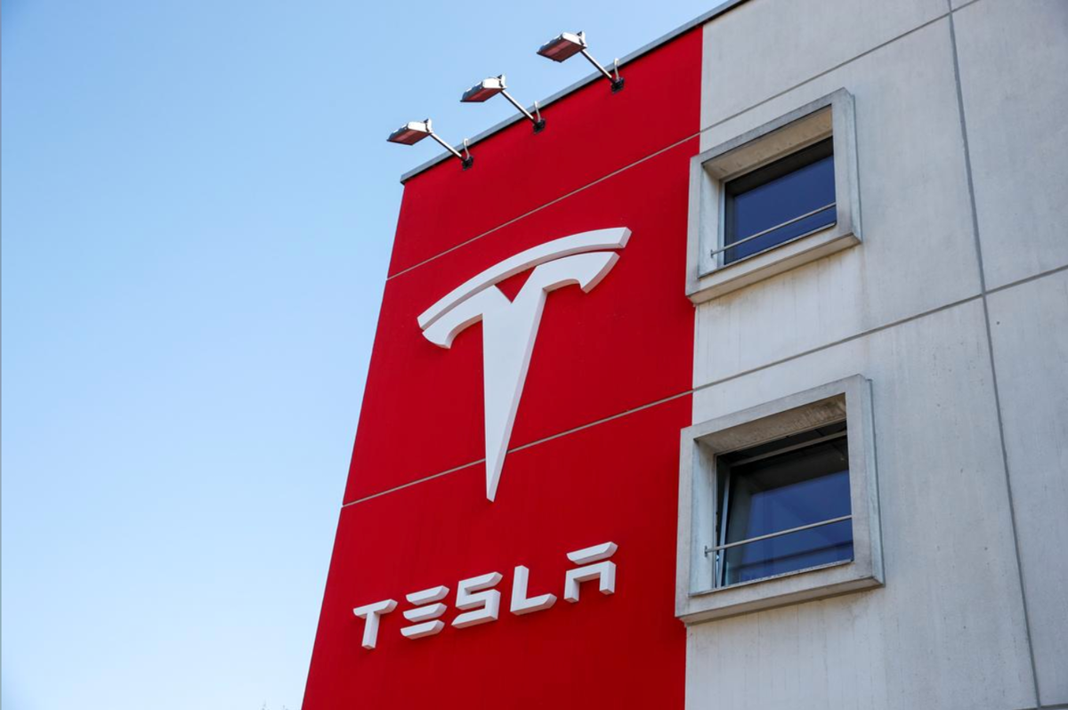 Logo của Tesla ở bên ngoài văn phòng chi nhánh ở Bern, Thuỵ Sĩ hôm 25/3/2020. Ảnh: Reuters