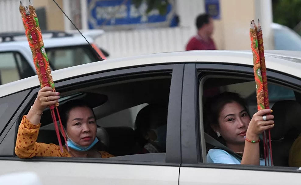 Người dân đi lễ tại một ngôi đền ở Ta Khmao, tỉnh Kandal, Campuchia.