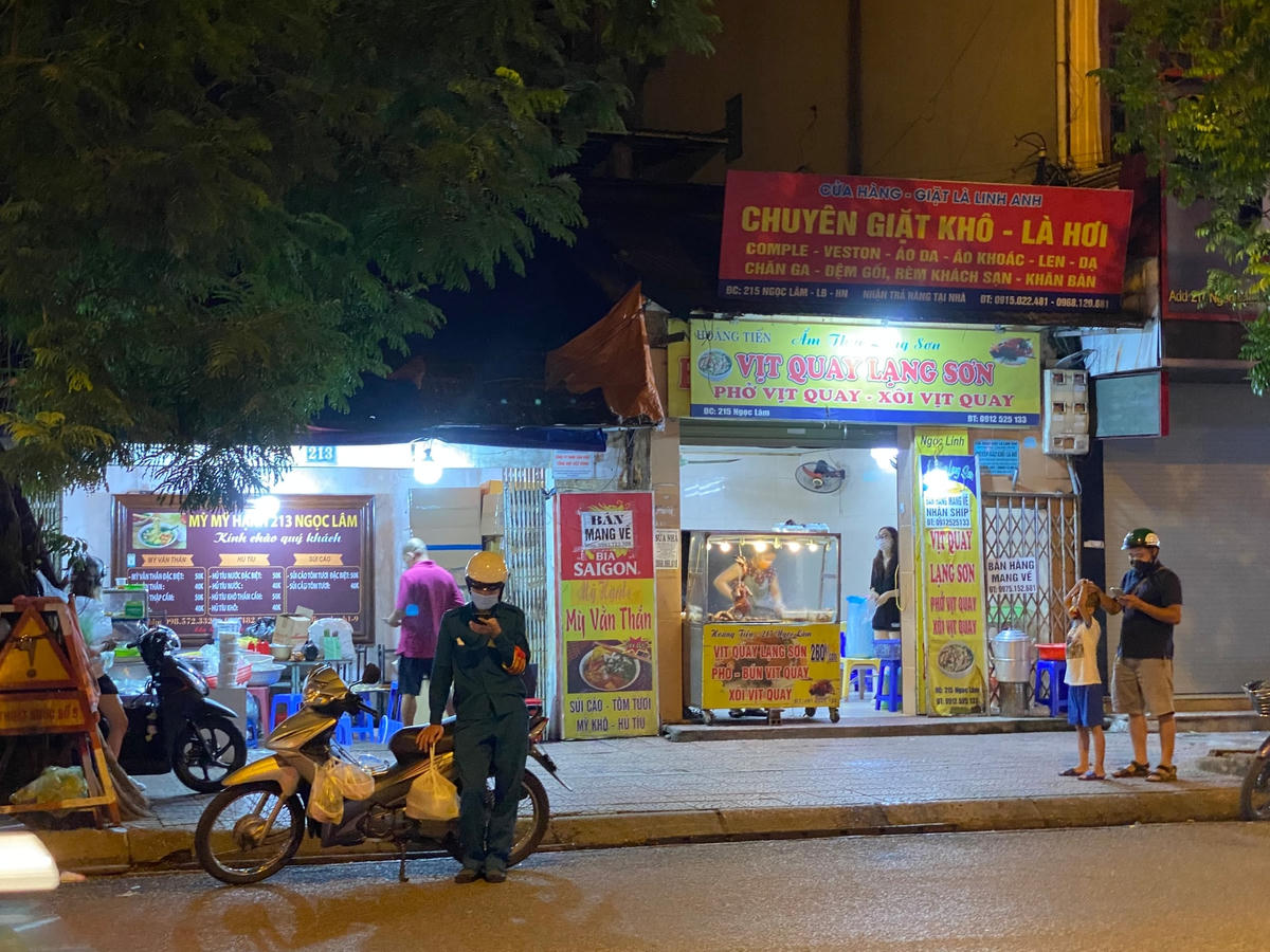 Người dân sống trên phố Ngọc Lâm háo hức chia sẻ: “Chúng tôi rất vui và phấn khởi khi thấy đường phố tấp nập hơn. Ko vắng lặng ảm đạm như nhiều ngày trước”.