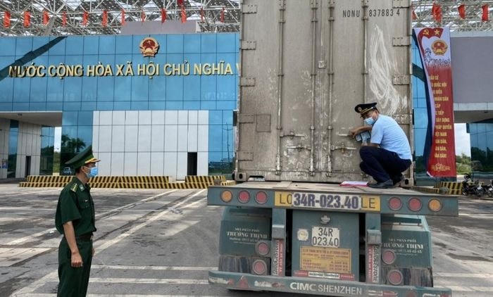 Từ đầu năm đến nay đã có hơn 800 nghìn tấn hàng hóa xuất nhập khẩu qua Móng Cái.