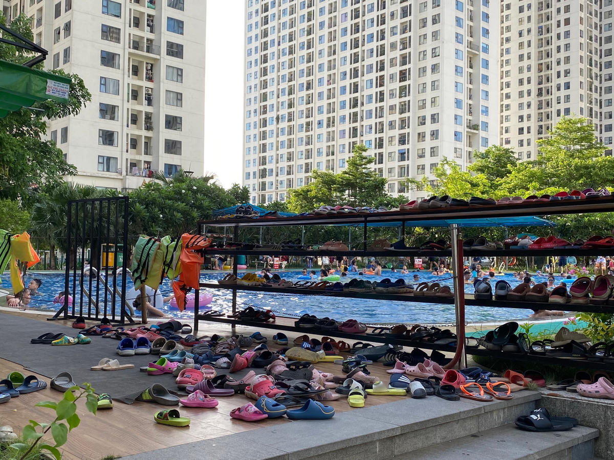 Hà Nội: Một số bể bơi ngoài trời hoạt động, không đảm bảo quy định phòng dịch