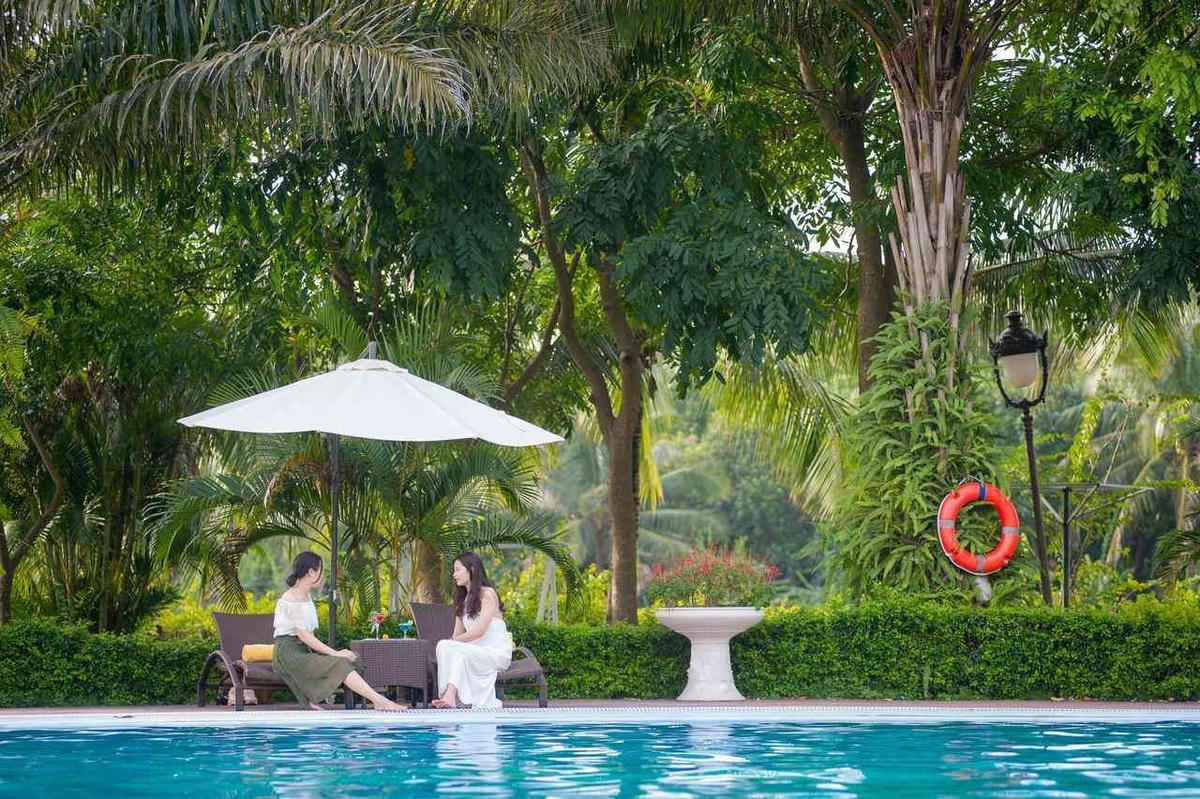 Bể bơi ngoài trời cho bạn ngập tràn ánh nắng tinh khôi của buổi sớm