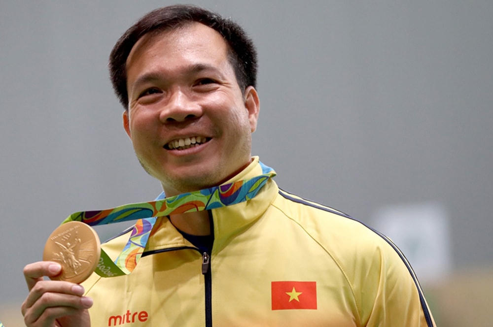 Xạ thủ huyền thoại Hoàng Xuân Vinh cùng tấm HC vàng lịch sử của thể thao Việt Nam ở Olympic 2016.