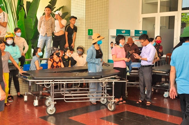 Xe cáng sẵn sàng di chuyển bệnh nhân.