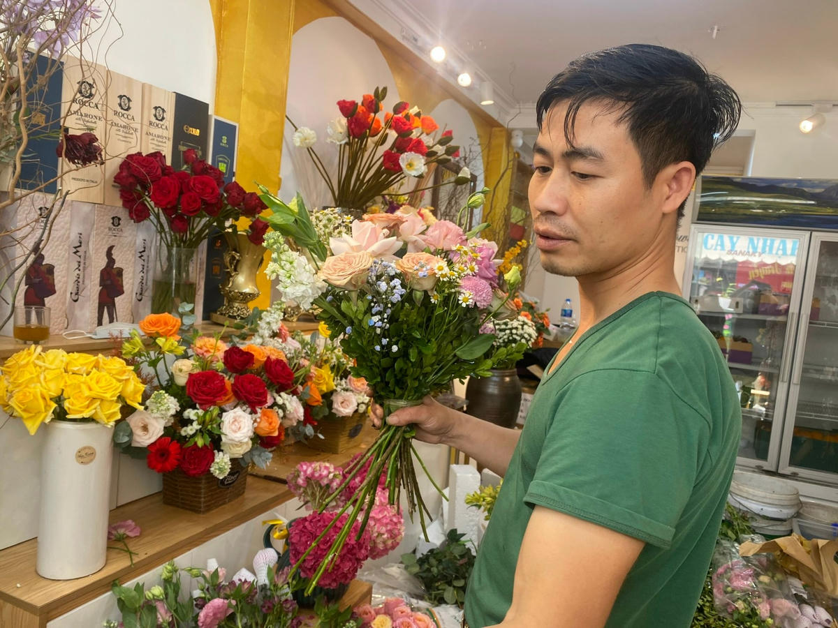 Chị em 'bật chế độ' nhận quà, thị trường quà tặng nhộn nhịp trước ngày 8-3
