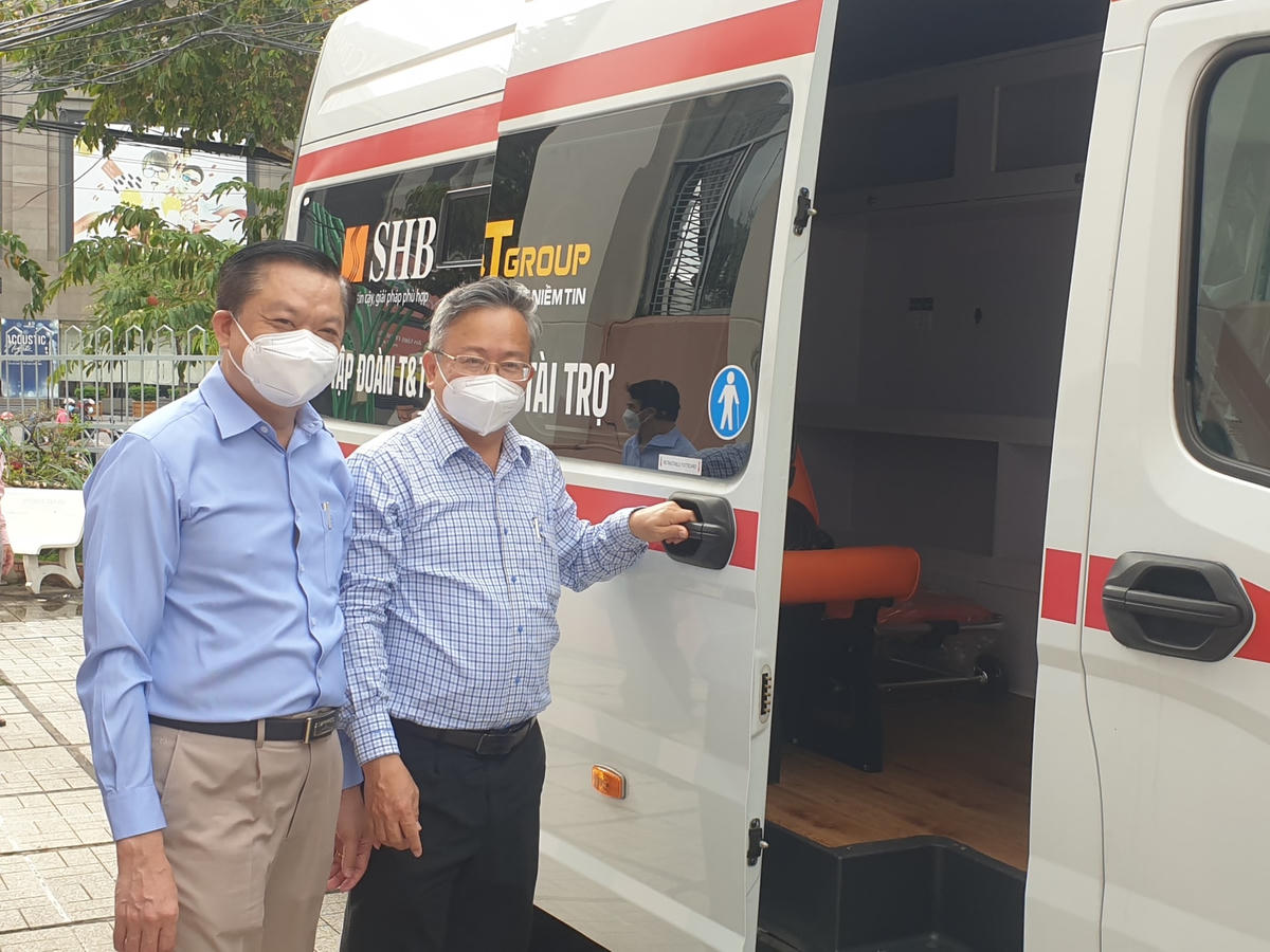 Ông Nguyễn Trung Nhân, Chủ tịch Uỷ ban MTTQ Việt Nam TP Cần Thơ nhận bàn giao xe tại buổi tiếp nhận.