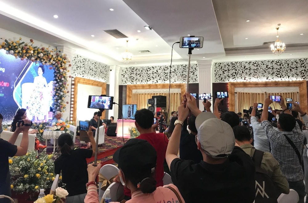 Buổi cung cấp thông tin thu hút khá đông YouTuber và phóng viên các cơ quan báo chí.