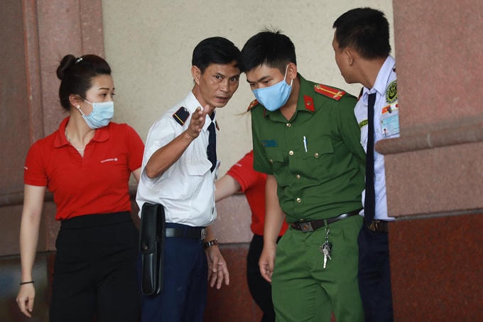 Các lối vào khu vực có căn hộ của ông Tuyến bị phong toả, hạn chế người ra vào. Ảnh: VNE.