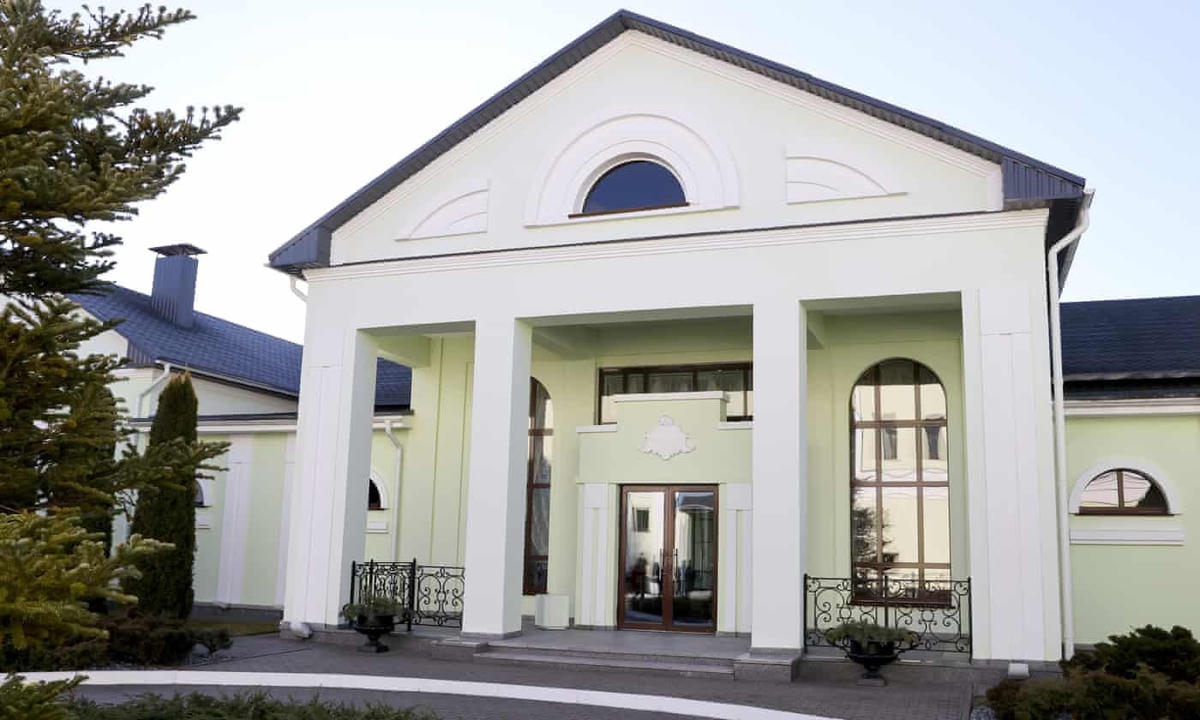 Quang cảnh bên ngoài địa điểm diễn ra cuộc đàm phán giữa Nga - Ukraine sắp tới. Ảnh: TASS.