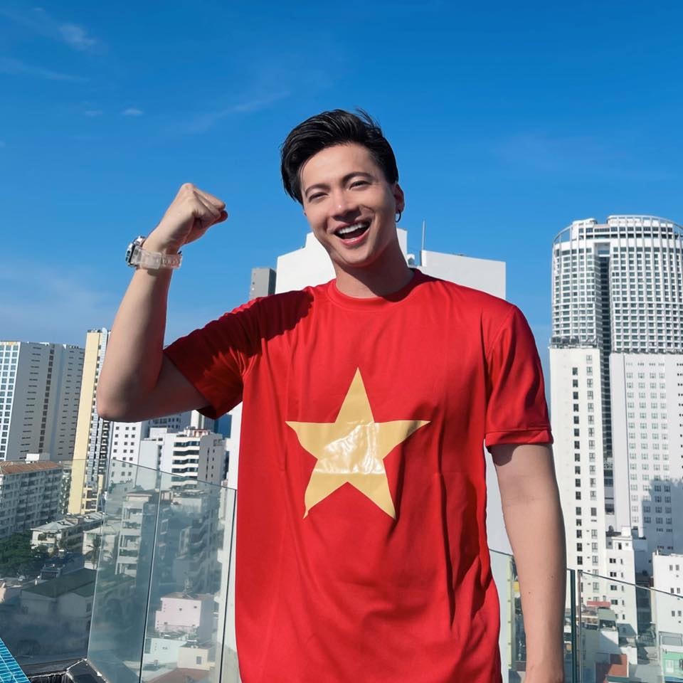 S.T thay hẳn avatar để cổ vũ tinh thần Đội tuyển Việt Nam: "Tối nay mà Việt Nam đá thắng UAE thì các bạn muốn Ti làm gì nào????? Hãy cùng cổ vũ cho Đội tuyển Việt Nam thôi các bạn ơi".
