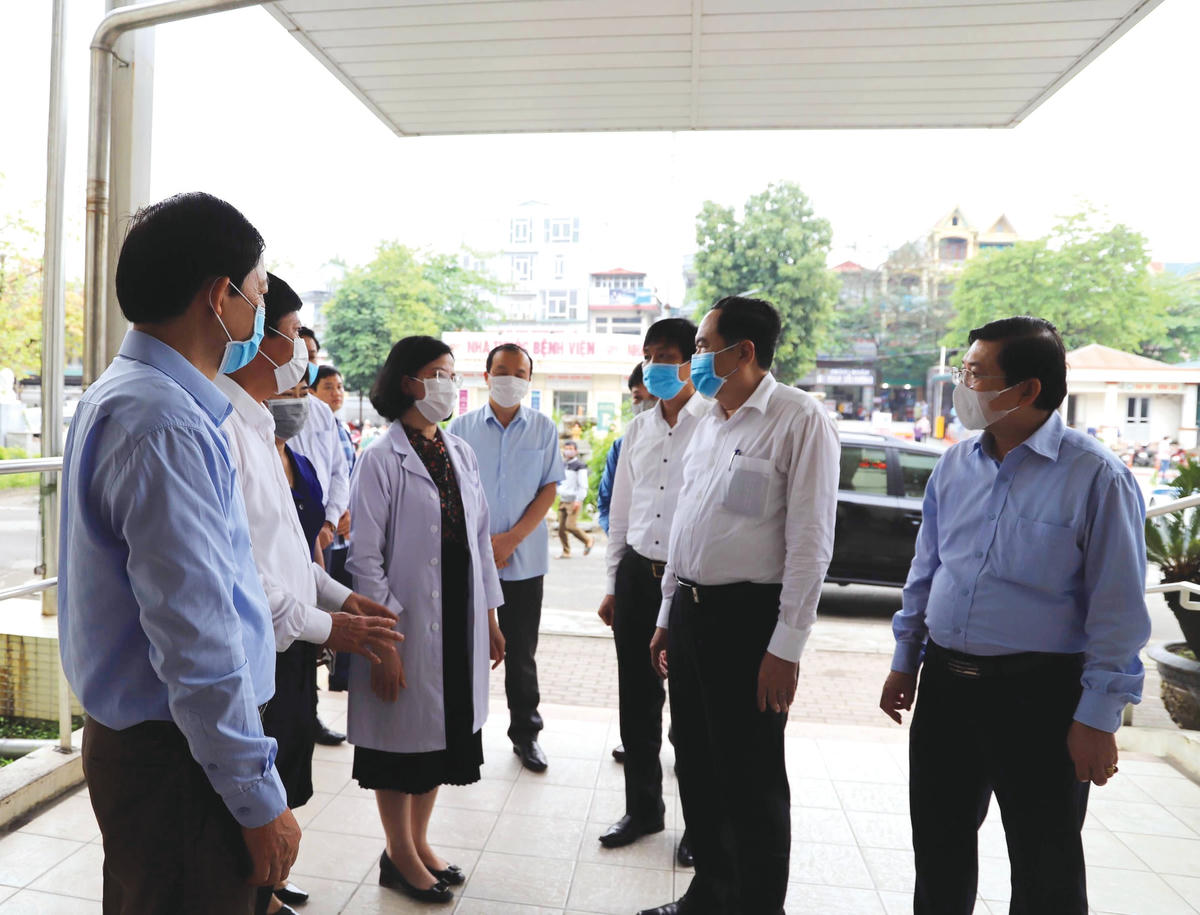 Chủ tịch Trần Thanh Mẫn thăm và làm việc tại Bệnh viện Đa khoa tỉnh Hòa Bình để nắm bắt công tác phòng, chống dịch Covid-19 trên địa bàn. Ảnh: Quang Vinh.