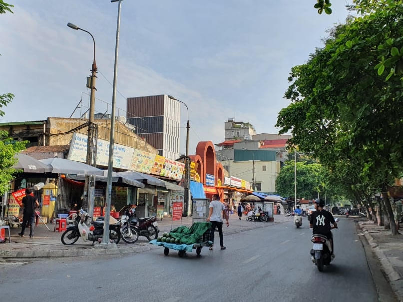 Chợ Nghĩa Tân (Cầu Giấy) cũng vắng vẻ hơn mọi ngày.