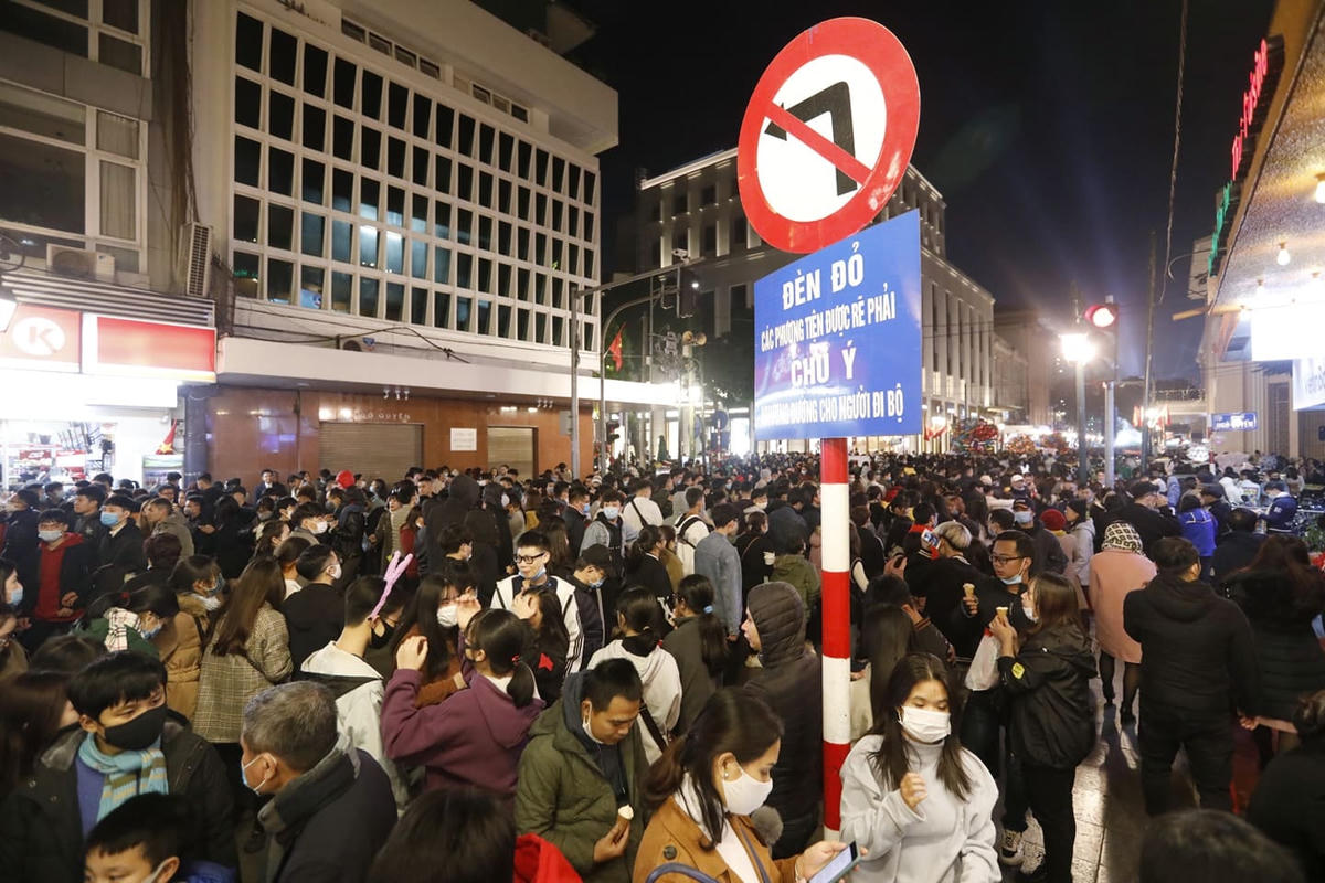 [ẢNH] 'Biển' người chào đón thời khắc chuyển giao năm mới 2021