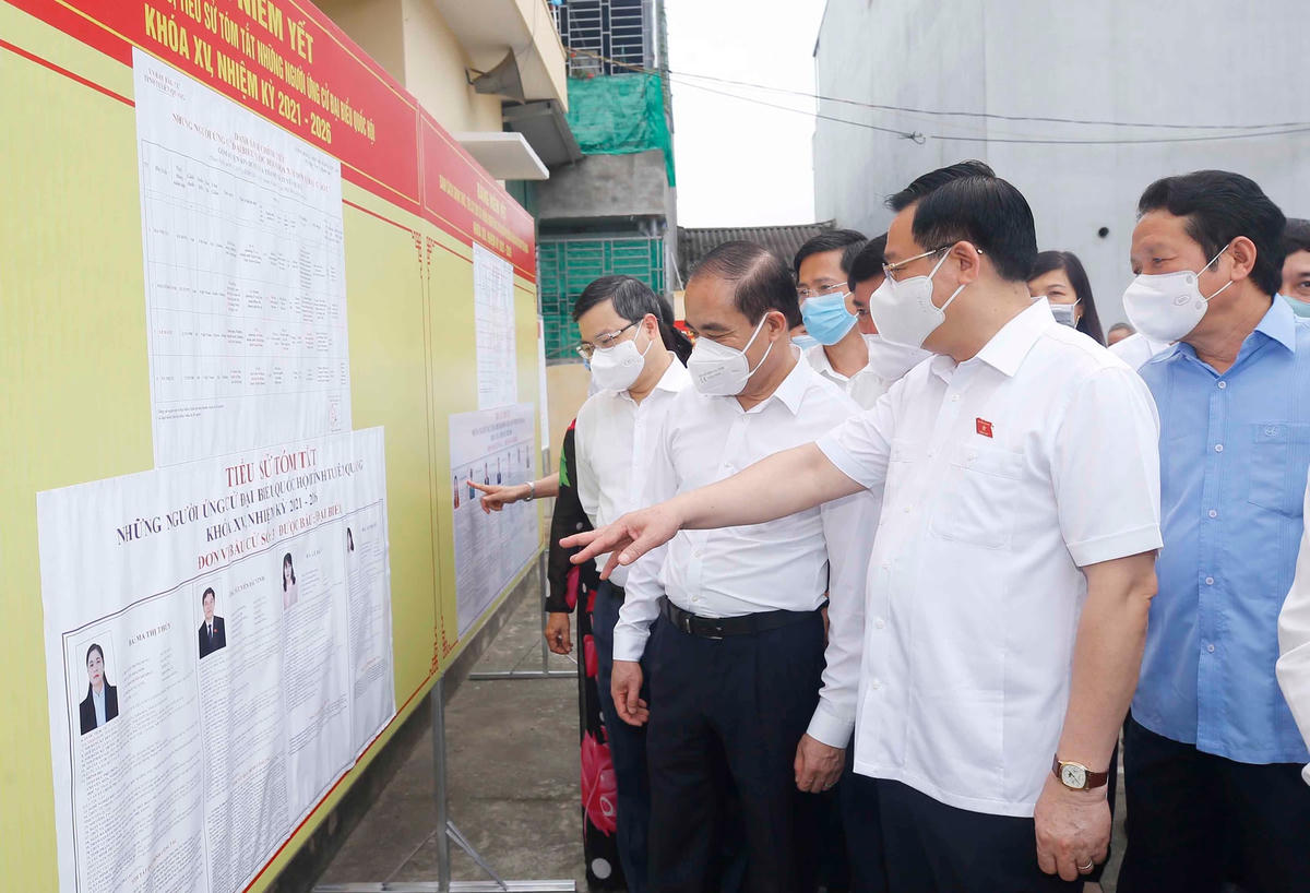 Chủ tịch Quốc hội Vương Đình Huệ kiểm tra một điểm bầu cử