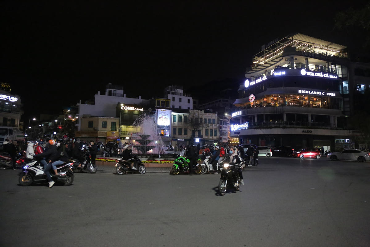 Cùng đó, khu vực Quảng trường Đông Kinh Nghĩa Thục là địa điểm thường niên tổ chức các sự kiện đón năm mới, nhưng lượng người đổ về cũng khá vắng.