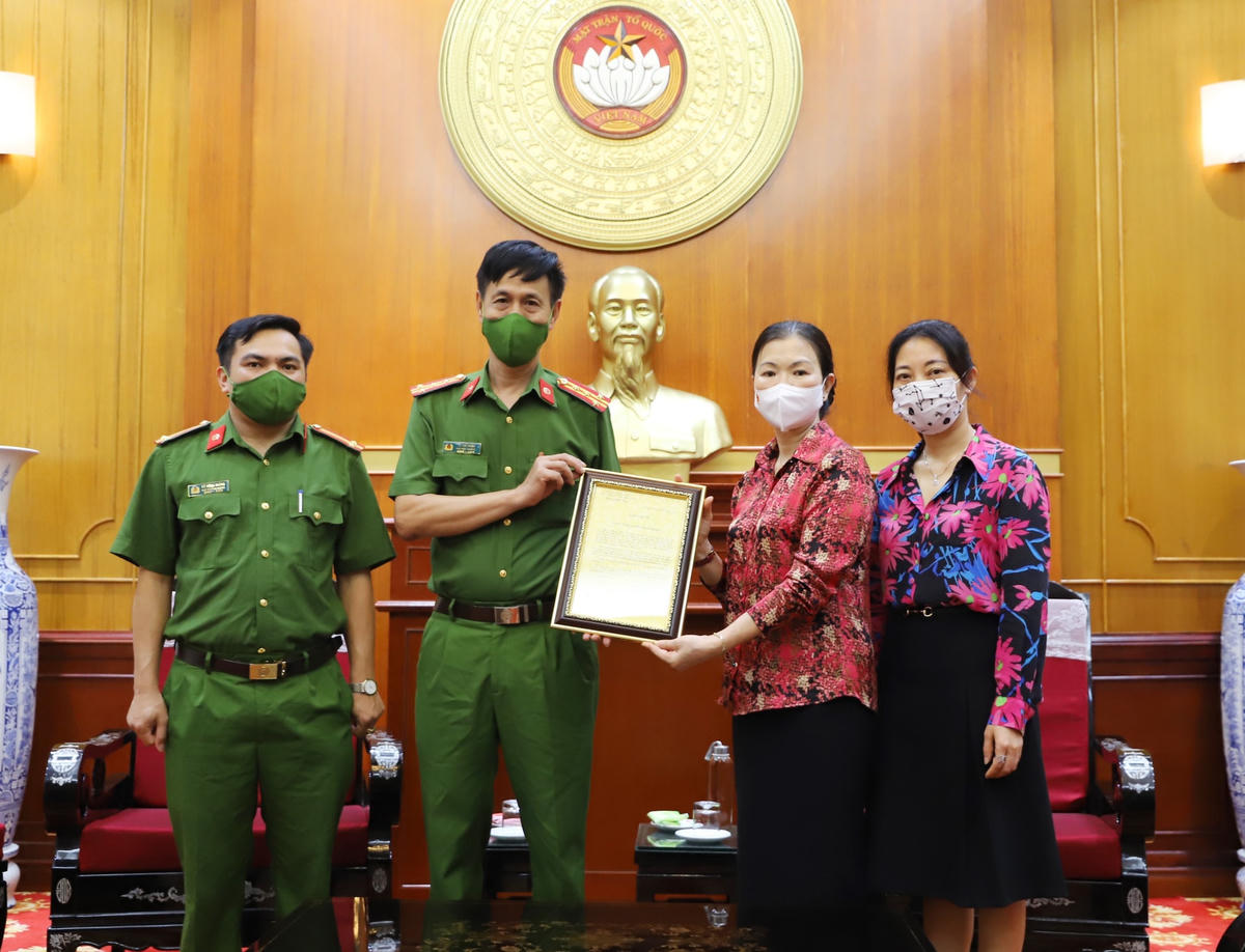 Phó Chủ tịch Trương Thị Ngọc Ánh trao thư cảm ơn Trường Cao đẳng Cảnh sát nhân dân 1.
