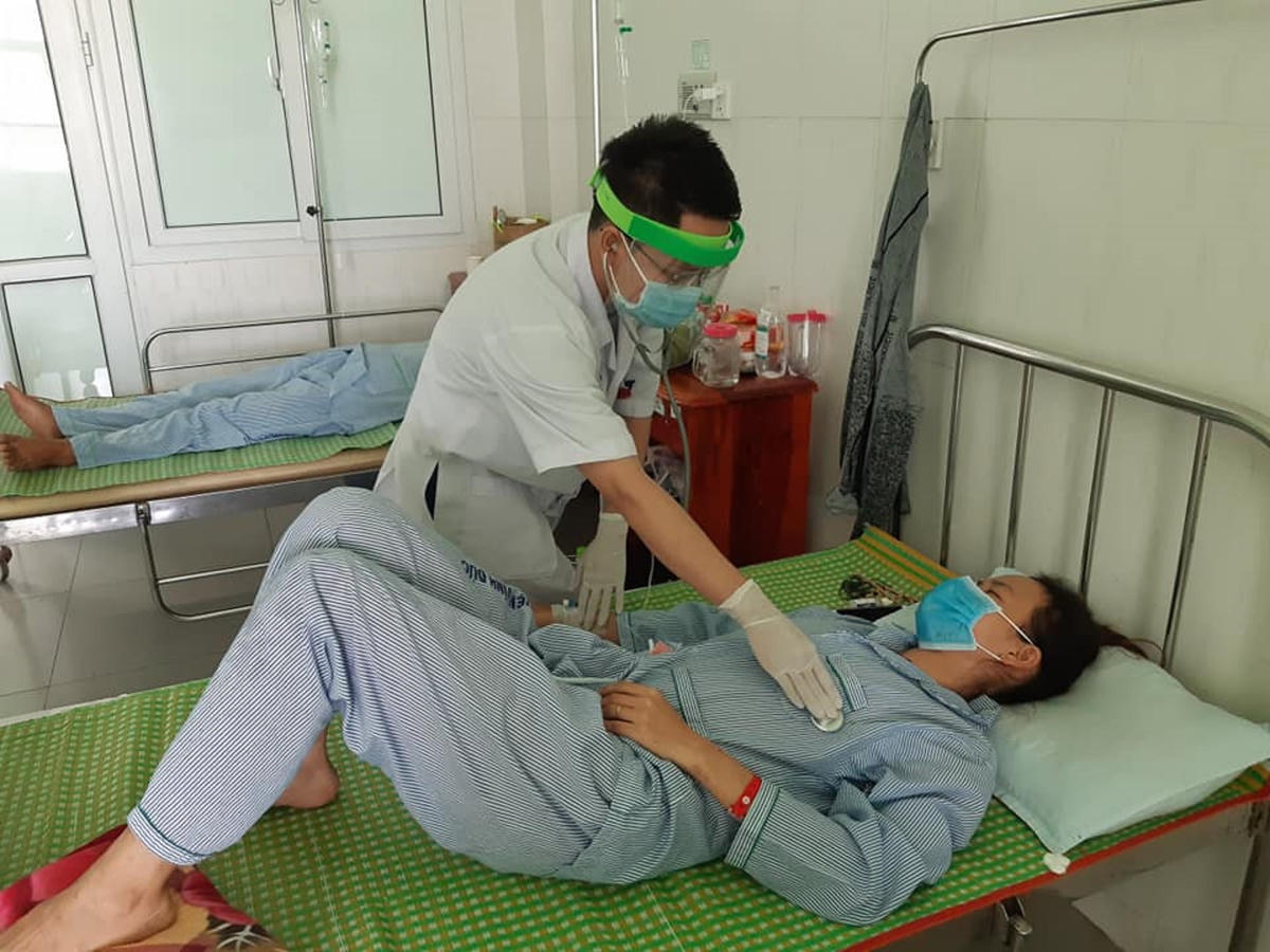 Một bệnh nhân ăn pate Minh Chay bị ngộ độc đang nằm điều trị bệnh viện.