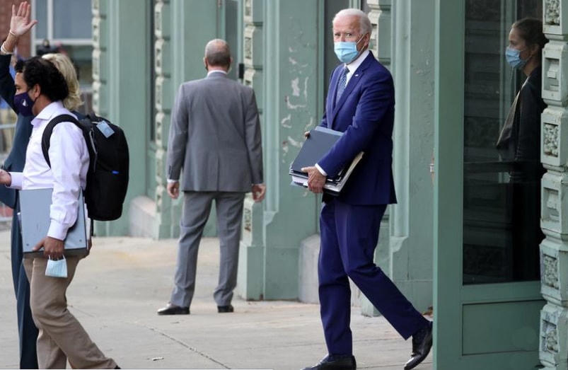 Ông Joe Biden với các tập tài liệu trên tay rời khỏi cuộc họp vào ngày đầu tiên của quá trình chuyển đổi ở Wilmington, Delaware, Mỹ, ngày 9/11. Ảnh: Reuters.