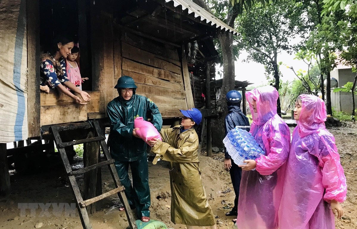 Giúp đỡ nhân dân vùng bị ảnh hưởng nặng nề do lũ lụt ở huyện miền núi Đakrông, Quảng Trị. Ảnh: TTXVN.  