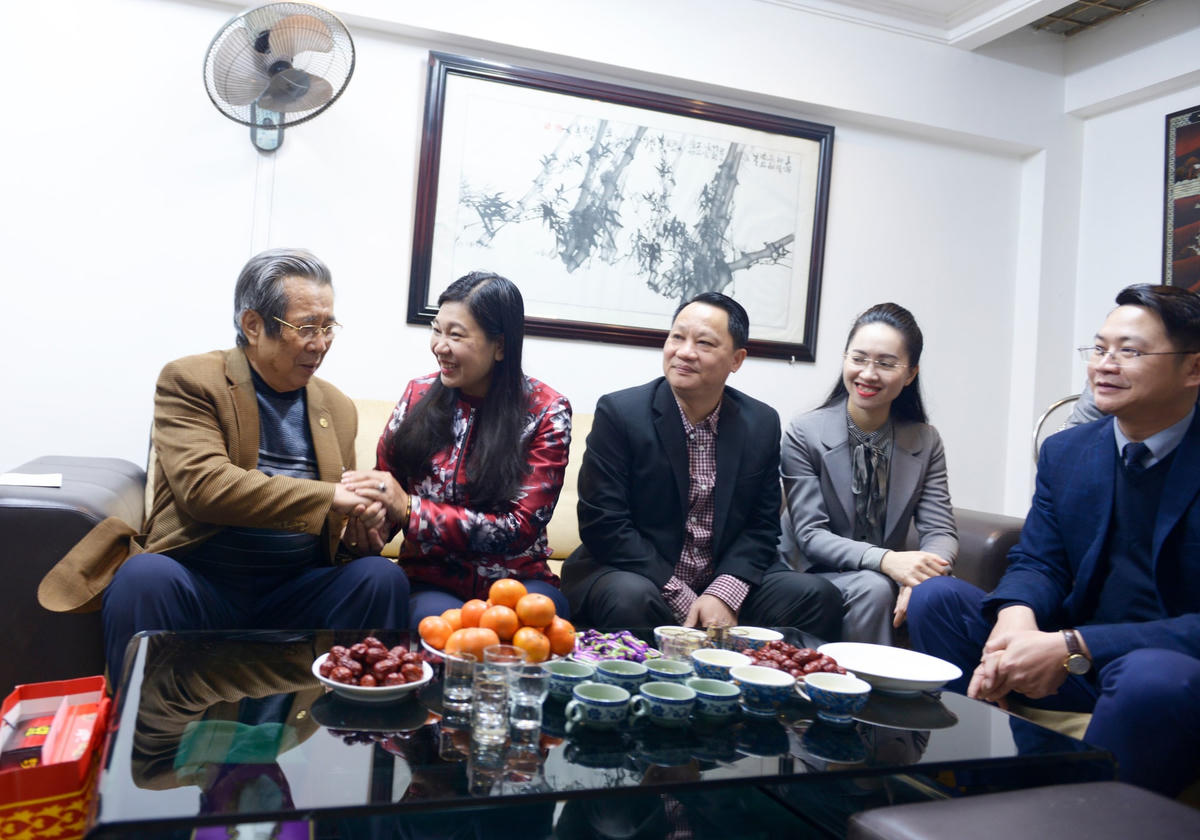 Bà Nguyễn Lan Hương thăm và chúc Tết gia đình ông Nguyễn Sỹ Mỵ