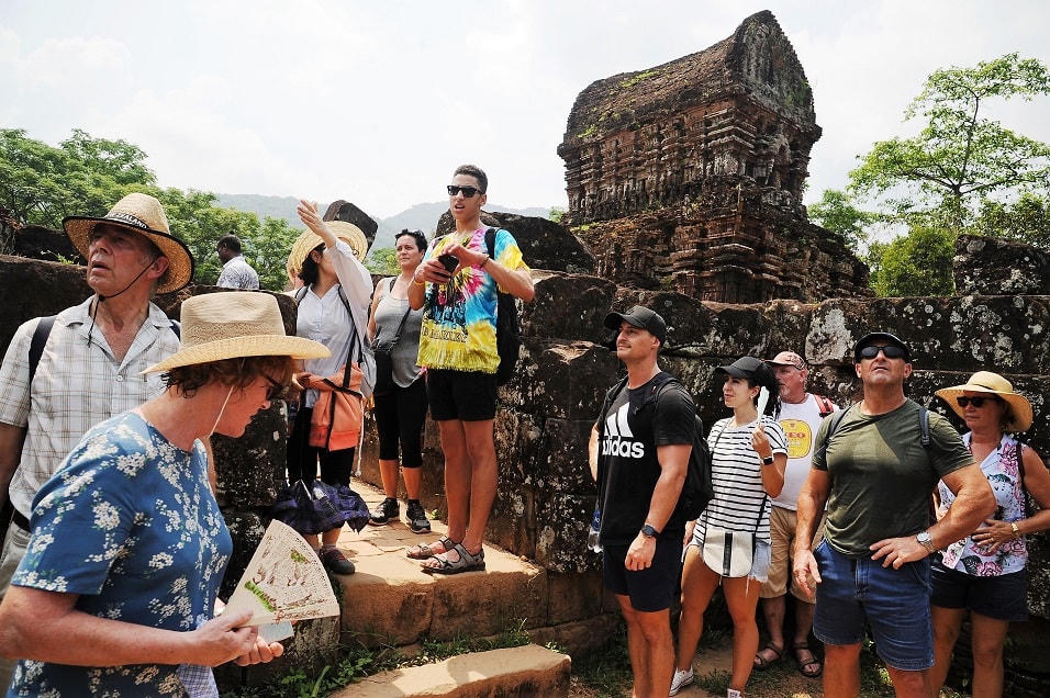 Du khách tham quan ở Di sản văn hóa Mỹ Sơn.