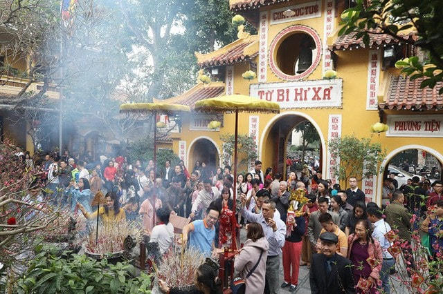 Đi chùa cầu may trong dịp Tết của người Việt. Ảnh minh họa.