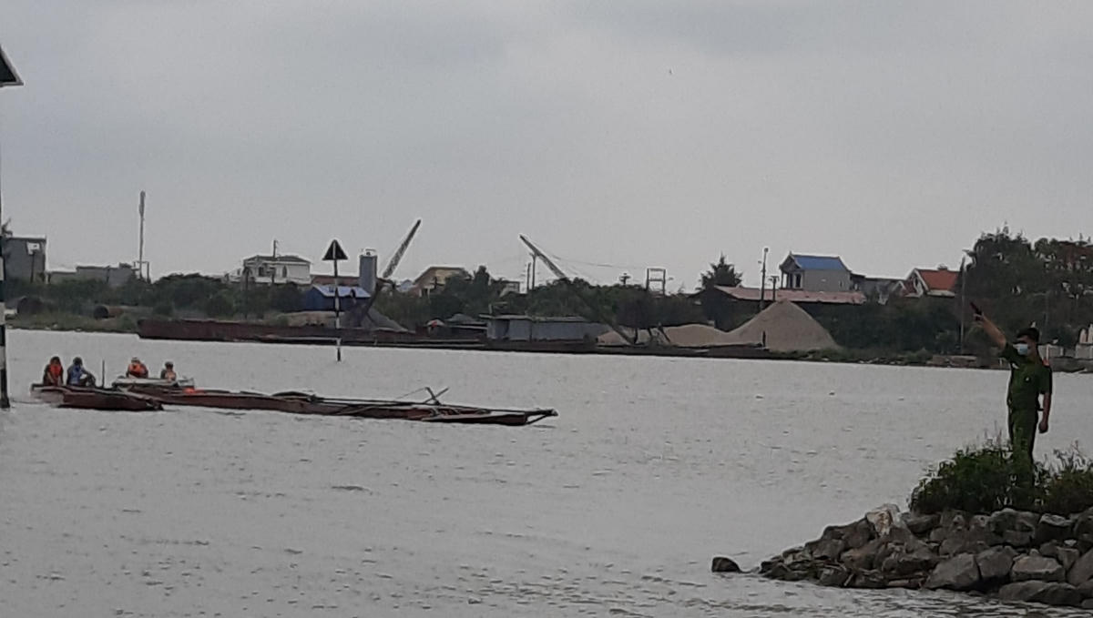 Tổ công tác đã phải nổ súng trấn áp các đối tượng khai thác cát trộm.  