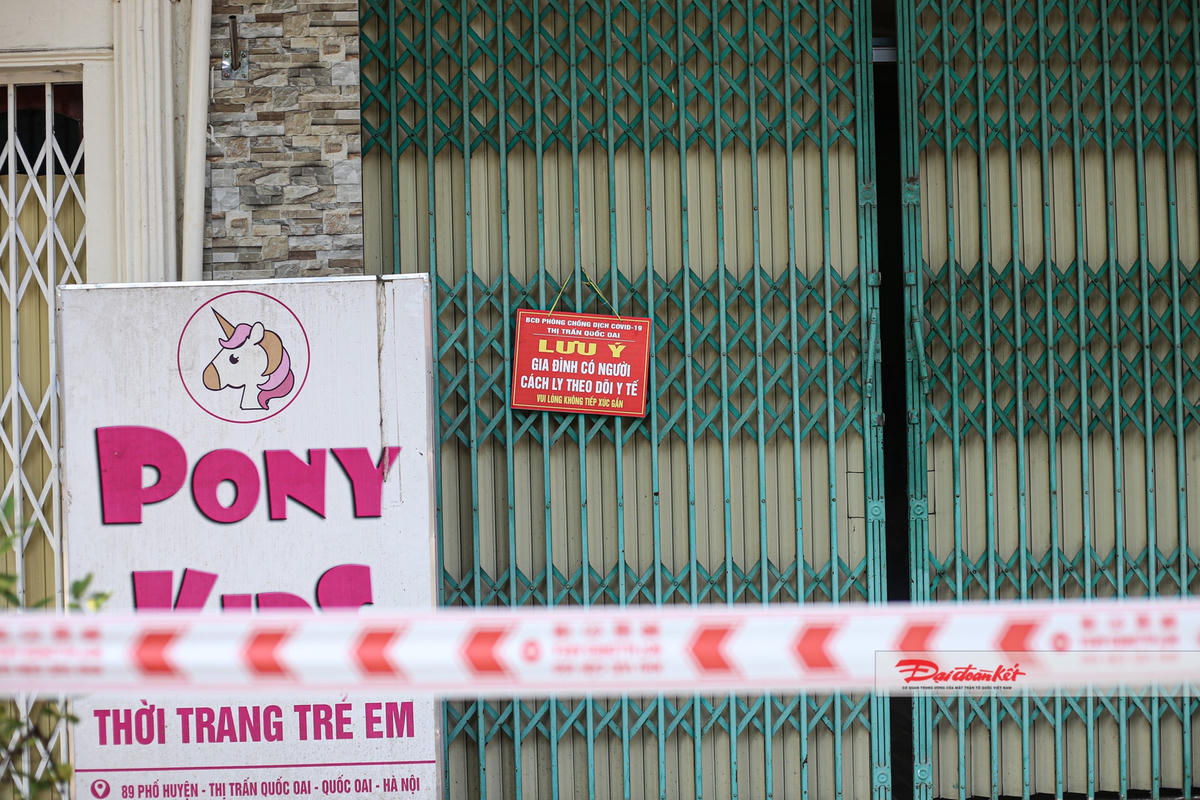 Theo ghi nhận của PV sáng ngày 26/ 10, tại thị trấn Quốc Oai cơ quan chức năng đã phong tỏa khu vực sinh sống của các bệnh nhận mắc Covid-19 ngoài cộng đồng. Đặc biệt, những hộ dân lân cận có nguy cơ lây nhiễm cao đều bị phong tỏa.