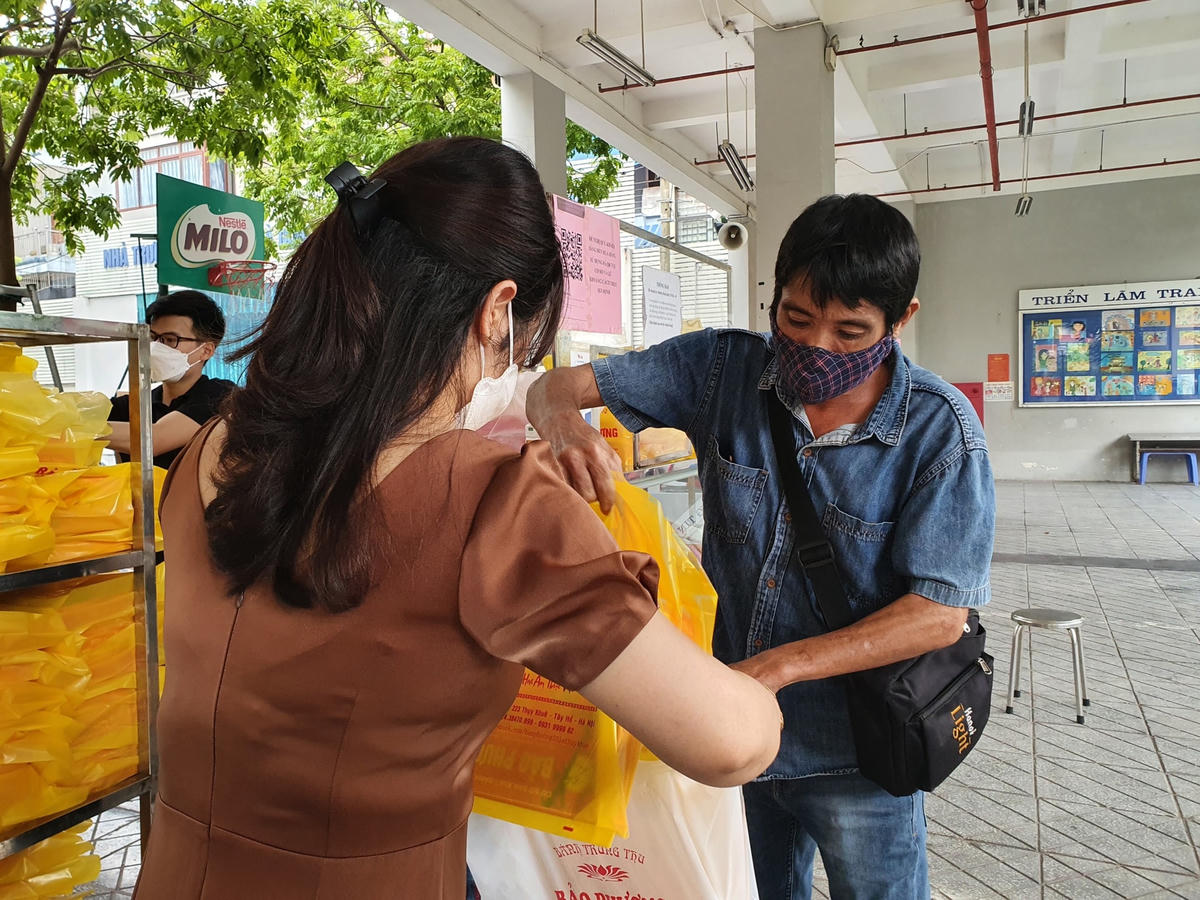 Cửa hàng chỉ bán duy nhất 1 loại 200.000 đồng/ hộp gồm 2 bánh nướng và 2 bánh dẻo. Mỗi người dân chỉ được mua tối đa 2 hộp.