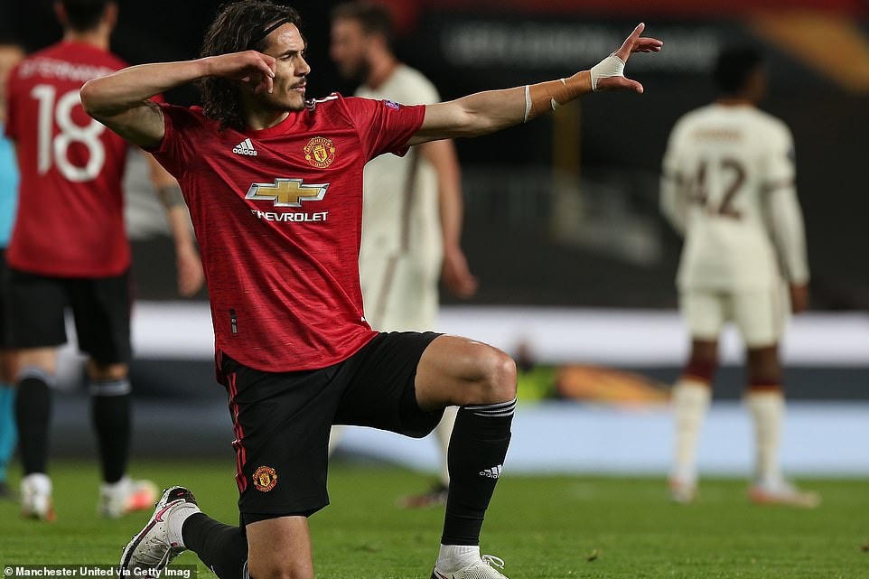 Cavani thi đấu tuyệt hay khi đóng góp cú đúp.