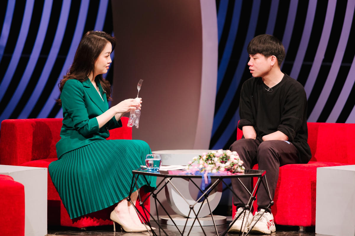 Dương Hữu Phúc (phải) chia sẻ về hành trình vượt khó của mình sau khi bị mất 2 tay.