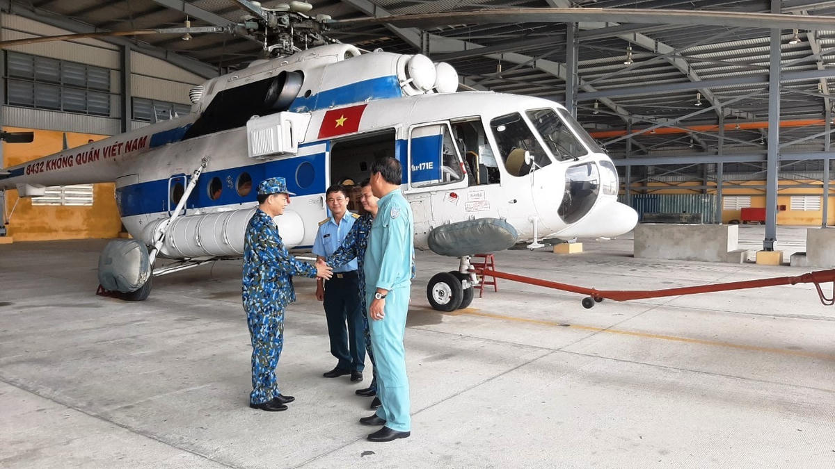 Máy bay trực thăng được Quân đội triển khai để thực hiện nhiệm vụ tiếp tế lương thực.