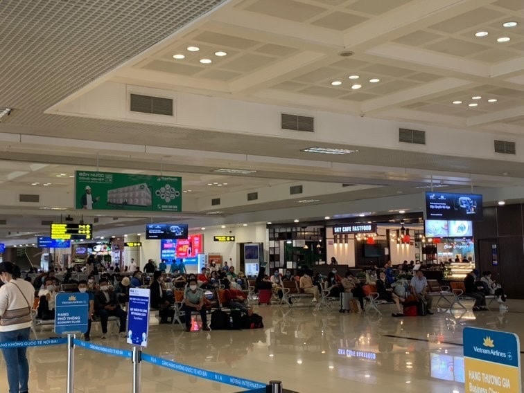 Mọi người đều chấp hành nghiêm quy định bắt buộc đeo khẩu trang tại sân bay.