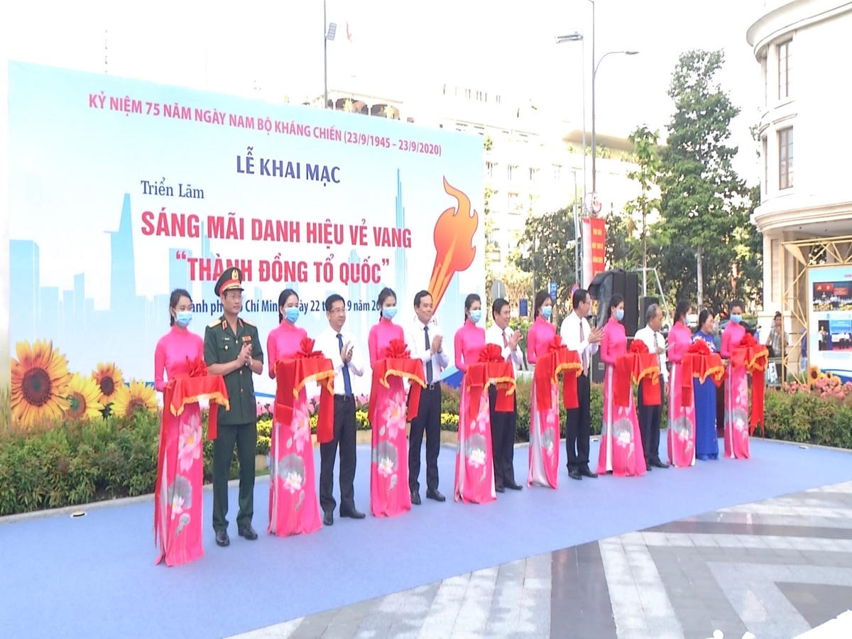 Lễ cắt băng khánh thành triển lãm tại Công viên Lam Sơn, quận 1, TP HCM sáng 22/9