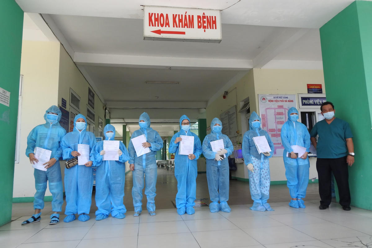 Bác sĩ Lê Thành Phúc, Giám đốc Bệnh viện phổi Đà Nẵng, trao giấy ra viện cho 8 BN Covid-19 sáng 6/6. Ảnh B.Nguyên.