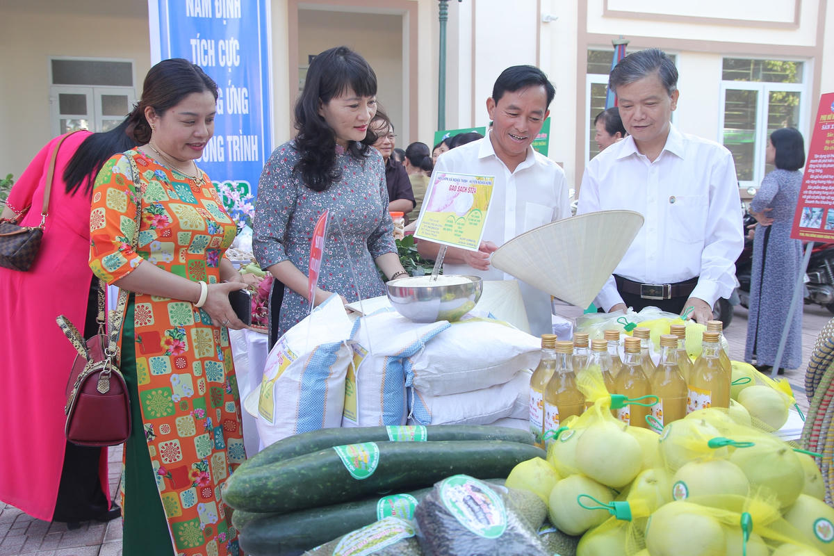 Lãnh đạo UBND tỉnh, lãnh đạo Hội Phụ nữ tham quan các gian hàng trưng bày.