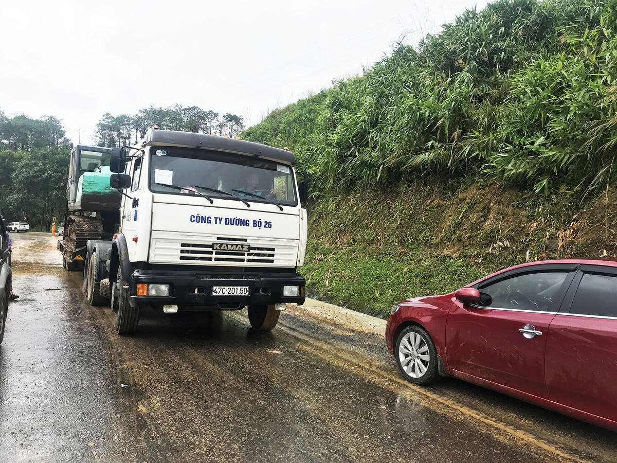 Nhiều phương tiện máy móc được điều đến.