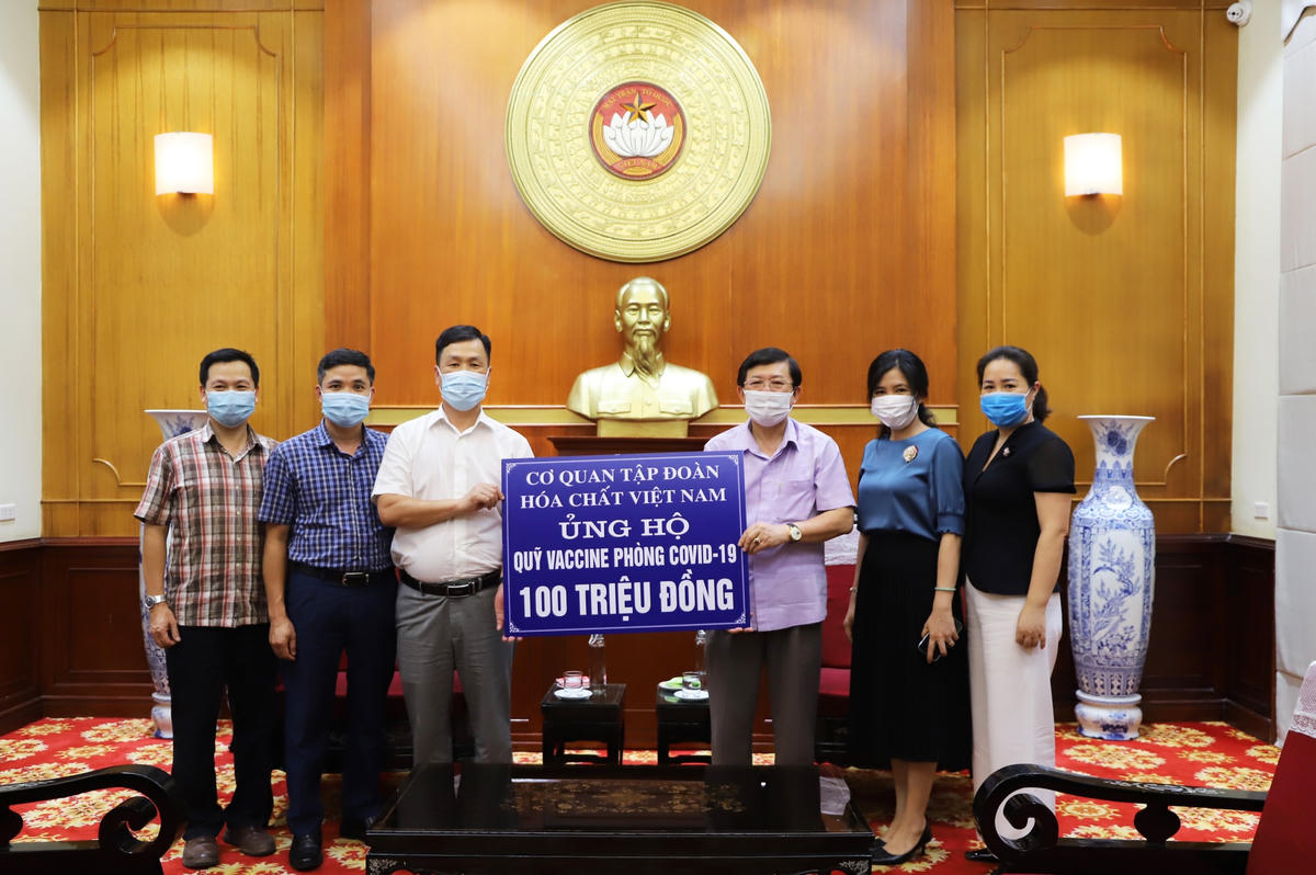 Phó Chủ tịch Nguyễn Hữu Dũng tiếp nhận ủng hộ từ cơ quan Tập đoàn Hóa chất Việt Nam.