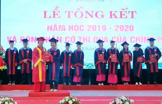 Trao bằng tốt nghiệp cho các sinh viên.