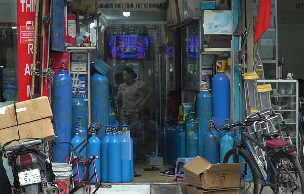 Bình oxy bày bán trên phố Phương Mai (Hà Nội).