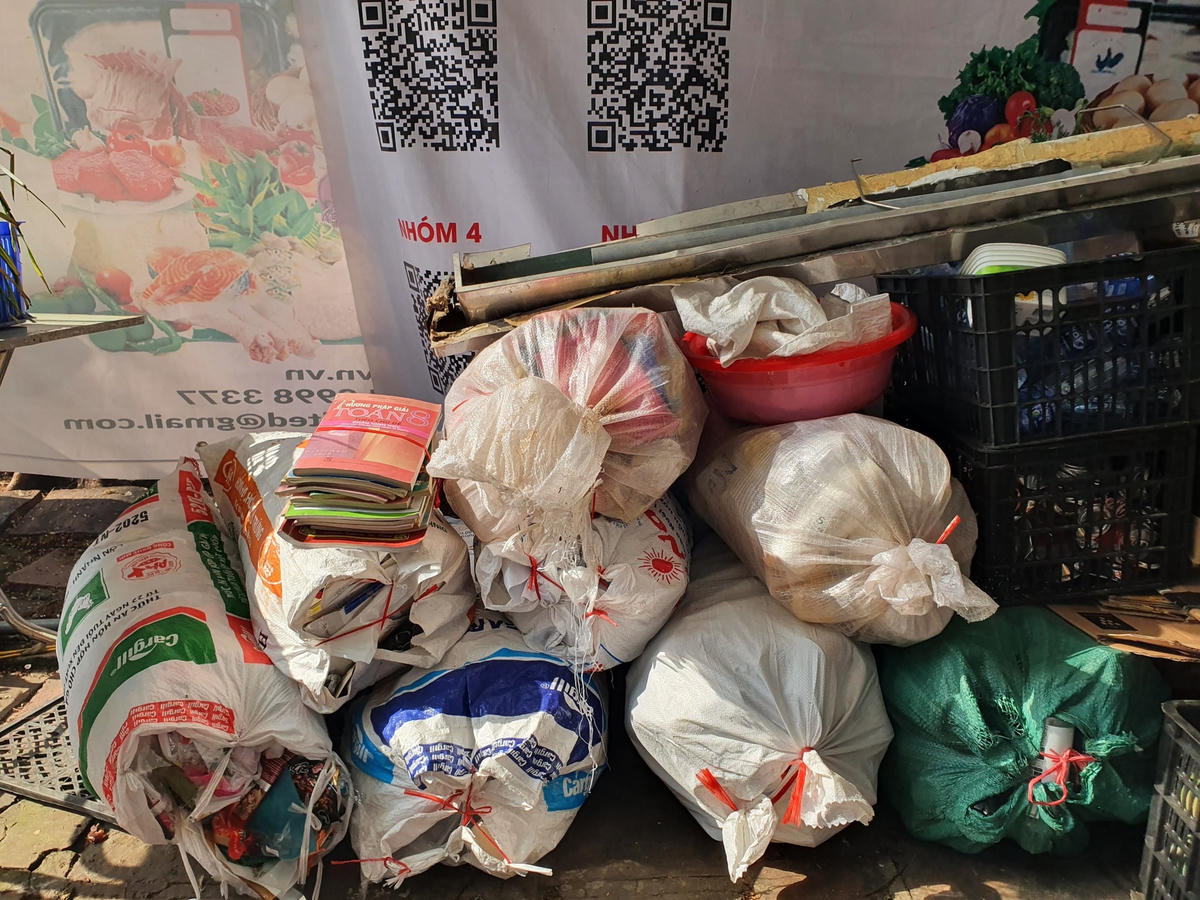 Phế liệu được thu gom và phân loại trước khi chuyển về khu tái chế.