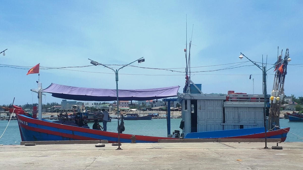 Tàu cá QNg 94184 TS cập cảng Sa Huỳnh. (Ảnh CTV).