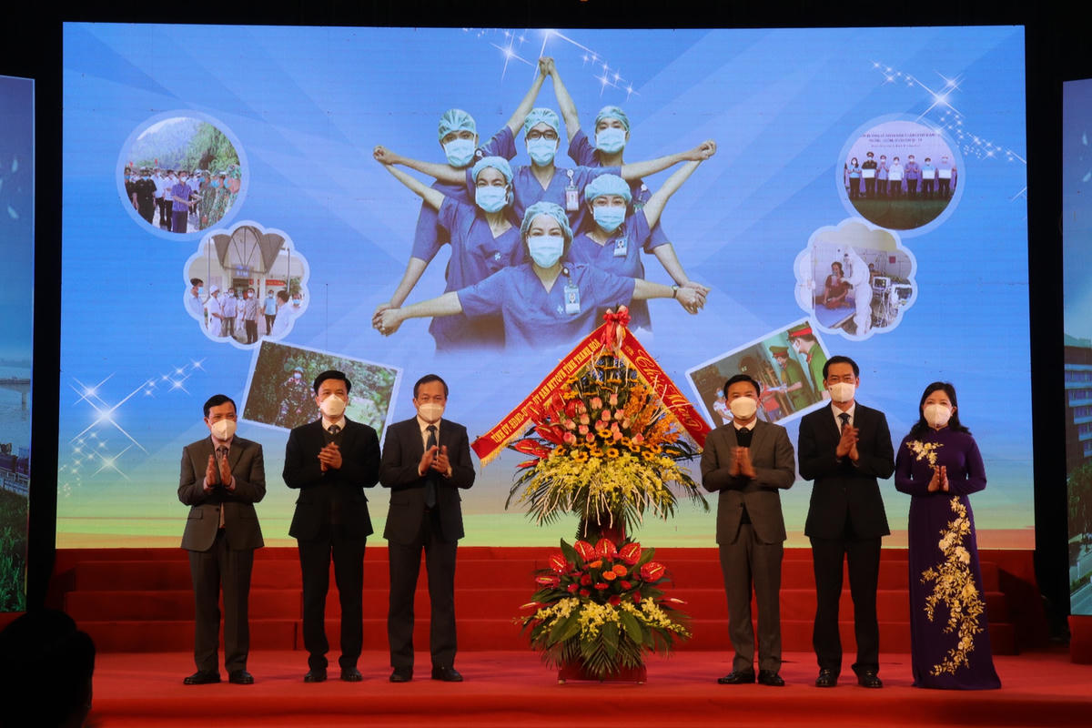 Ngành Y tế Thanh Hoá được tặng hoa biểu dương trước ngày Thầy thuốc Việt Nam (27/2).