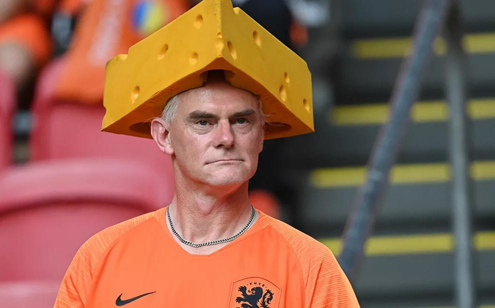 Một cổ động viên Hà Lan đội mũ pho mát trên sân vận động Johan Cruyff Arena ở Amsterdam.