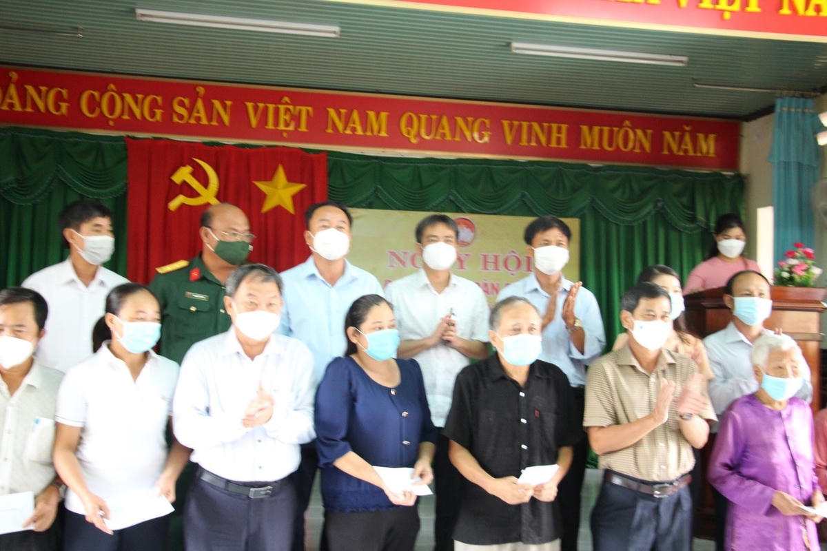 Lãnh đạo huyện Đồng Phú, tặng quà cho bà con có hoàn cảnh đặc biệt khó khăn trong ngày hội.