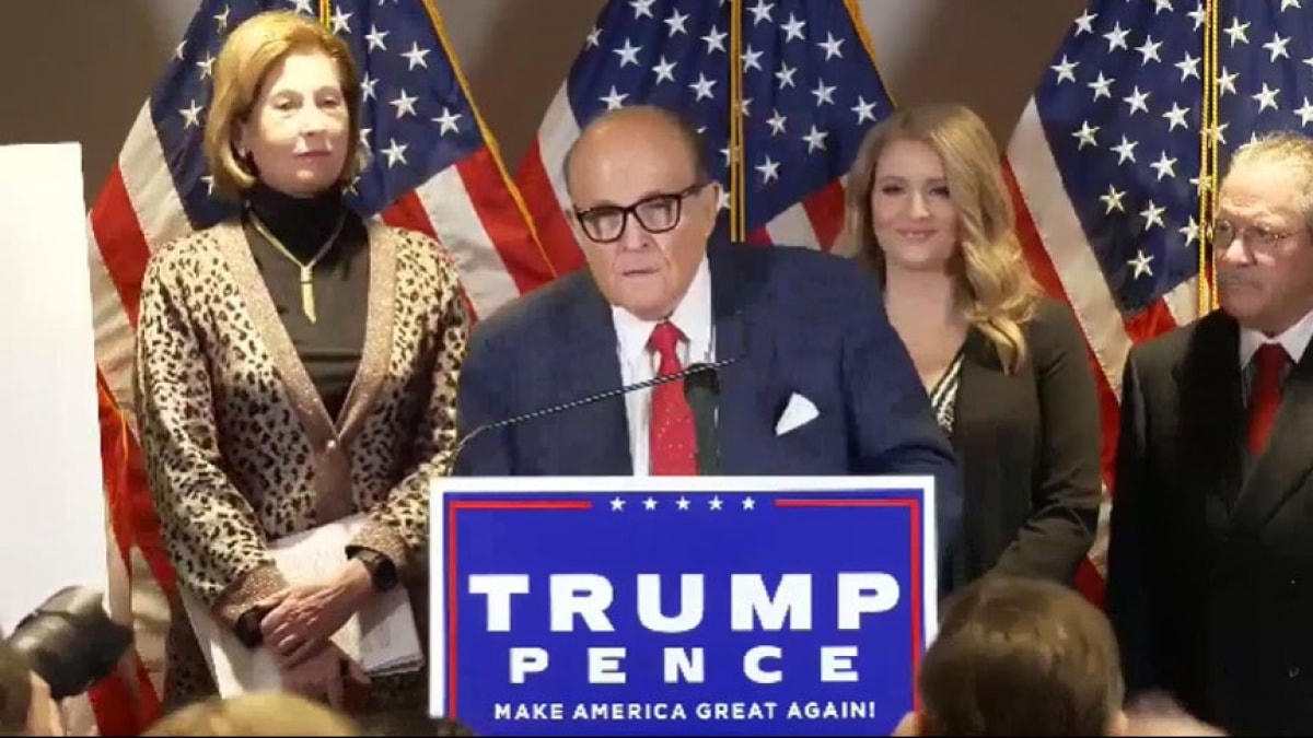 Luật sư của Tổng thống Trump Rudy Giuliani phát biểu tại cuộc Họp báo. Ảnh chụp màn hình The Independent.